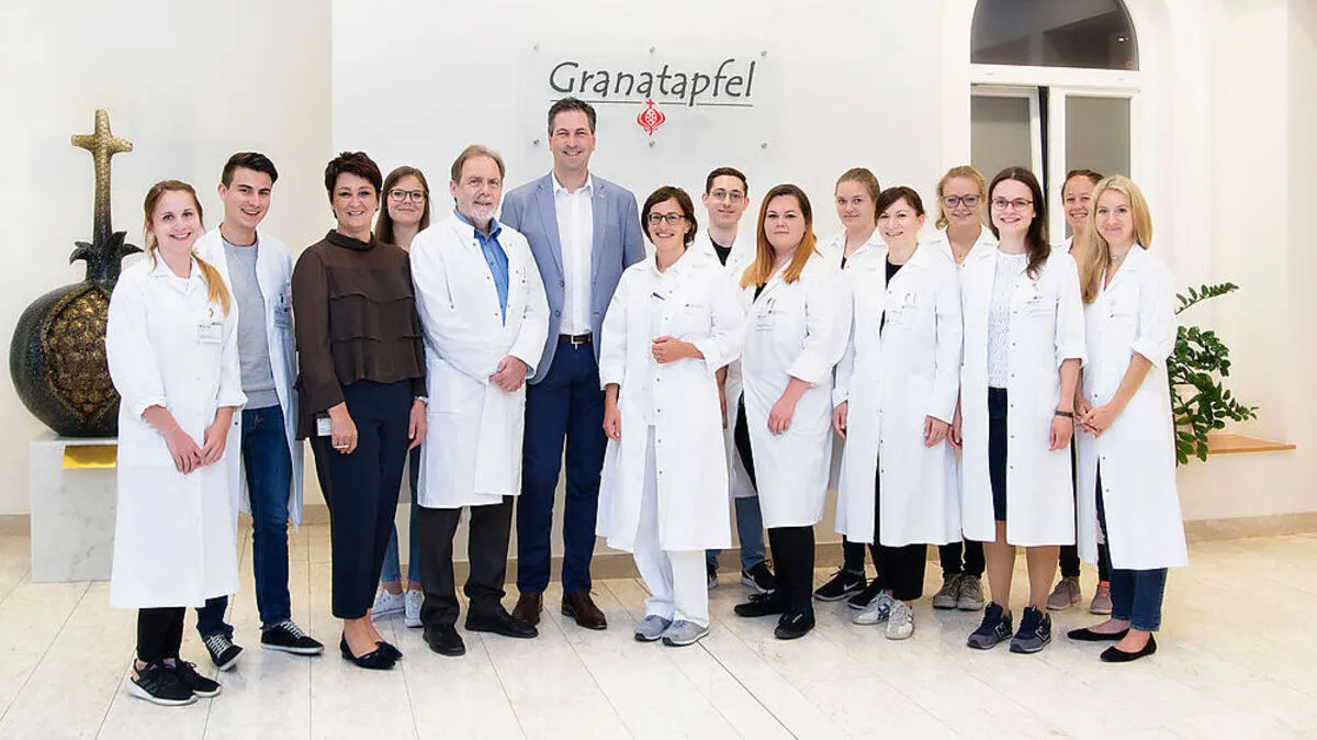 Das Krankenhaus der Barmherzigen Brüder St. Veit/Glan mit Pflegedirektorin Christine Schaller-Maitz, Primarius Franz Siebert, Oberärztin Martina Ortner und Kaufmännischer Direktor Manfred Krassnitzer bot interessierten Studierenden der Humanmedizin auch diesen Sommer einen intensiven Workshop an