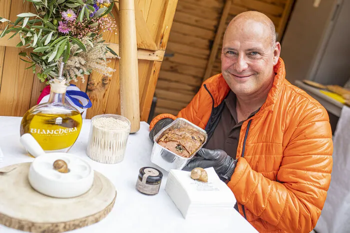 In seinem Gartein in Krumpendorf züchtet Christoph Salanda pro Jahr 70.000 Weinbergschnecken. Gemeinsam mit der Fleischerei Goritschnigg aus Velden hat er sie zu Leberkäs verarbeitet, den man im Landhaushof verkosten kann.