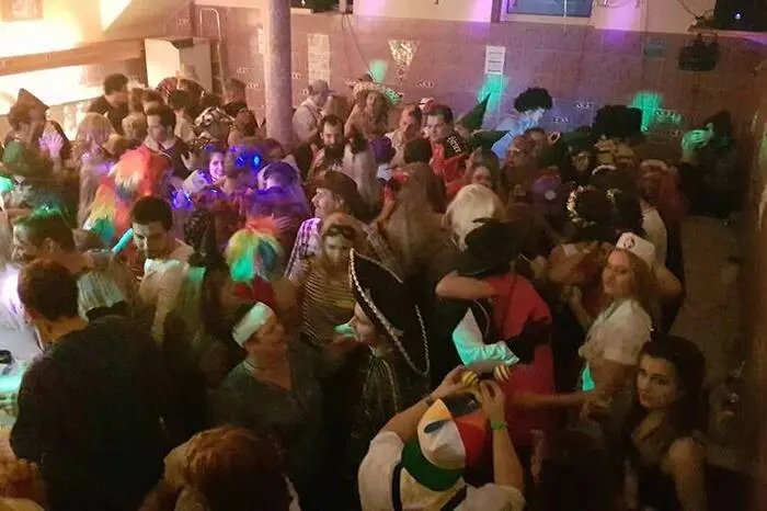 Zahlreiche schöne Einzel- und Gruppenmasken kamen und nahmen auch an der Maskenprämierung teil, wobei man sagen muss, dass es sich die Jury nicht einfach gemacht hat. Im Grunde genommen waren alle, die gekommen sind, Sieger, denn sie unterstützen damit die ehrenamtliche Arbeit der Freiwilligen Feuerwehr.