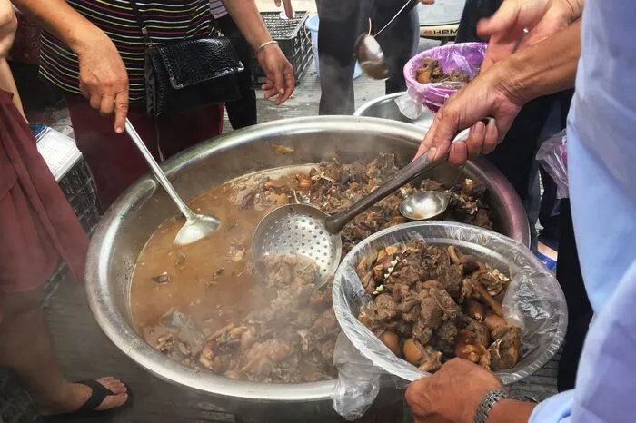 Das Festival lässt sich über Jahrhunderte bis zur Ming-Dynastie zurückverfolgen. Nach Angaben der Nachrichtenagentur Xinhua glauben die Menschen, der Verzehr von Hundefleisch gebe ihnen besondere Kraft.