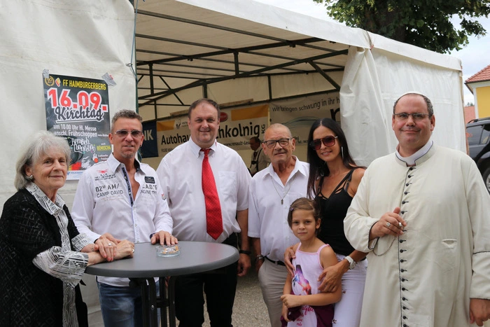 Auch Kaplan Thomas Grimm feierte nach der Festmesse mit den Gästen.
