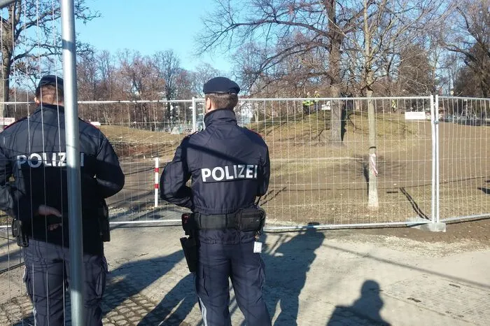 Auch die Polizei ist bei der Baustelle präsent und bewacht gemeinsam mit mehreren Security-Mitarbeitern die Baustelle.