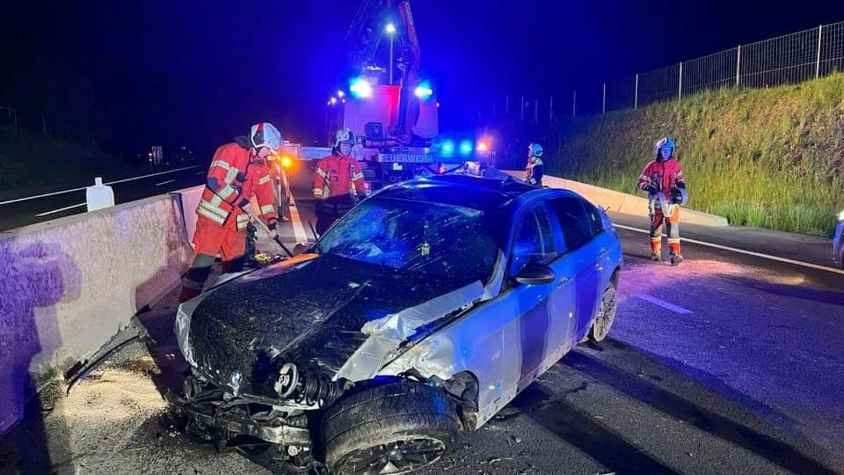 Die Feuerwehr kümmerte sich um das Sichern und Bergen des Fahrzeuges