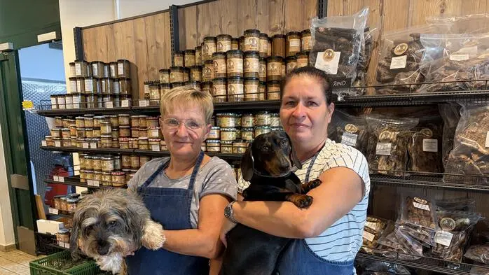 Chefin Martina Posch (links) mit ihrer Mitarbeiterin Silvia Schwaiger samt Dackel Willi. Der tierische Chef Pauli ist links im Bild