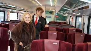 Die Lienzer Bürgermeisterin Elisabeth Blanik inspiziert das Interieur des „Upgrade-Railjet“, der nun über die Südstrecke braust