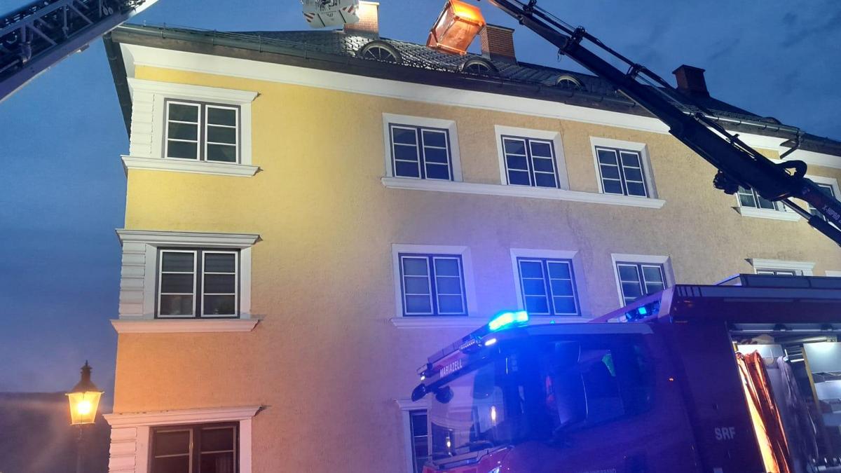 Der Kamin musste von der Feuerwehr entfernt werden