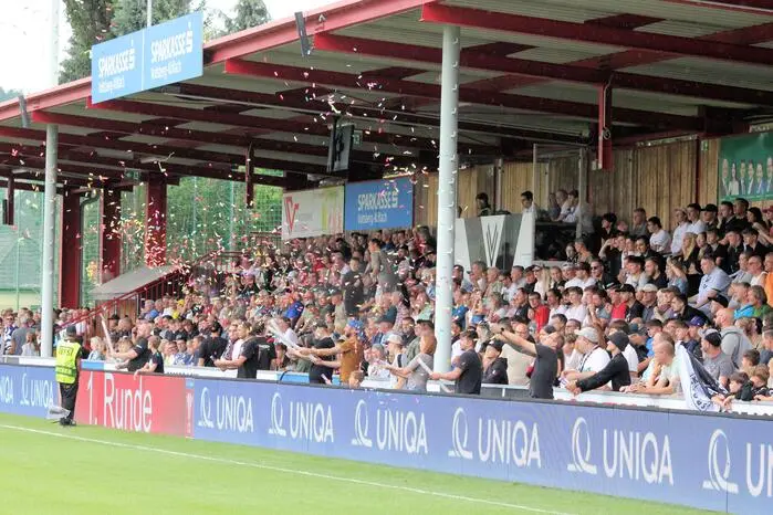 Er sollte recht behalten – und nach dem sensationellen 3:2-Sieg gegen die Wiener war die Stimmung natürlich dementsprechend ausgelassen.