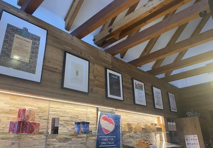 In der Bäckerei Kranich hängen Zeugnisse zahlreicher Erfolge. Besonders stolz ist der Bäckermeister auch auf die Goldwertung bei der Osterbrotprämierung im Jahr 2015