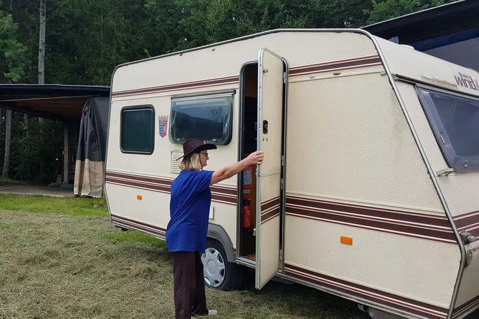 Renate und Hans Gressenberger sind mit einem knapp 40 Jahre alten Wohnwagen-Anhänger unterwegs.