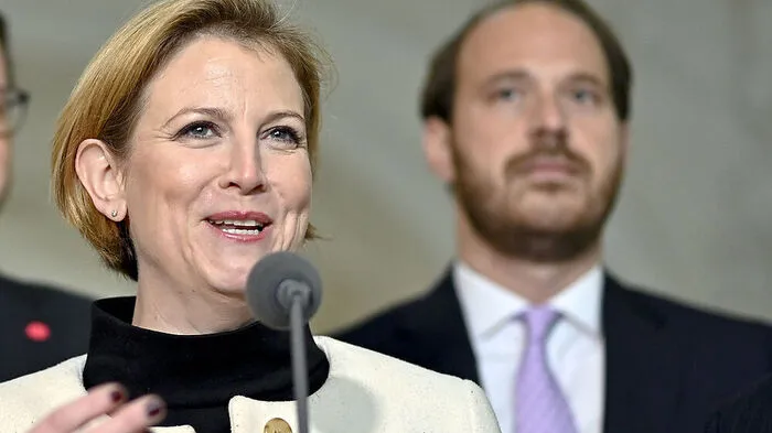 Neos-Chefin Beate Meinl-Reisinger mit Neos-Verfassungssprecher Nikolaus Scherak.