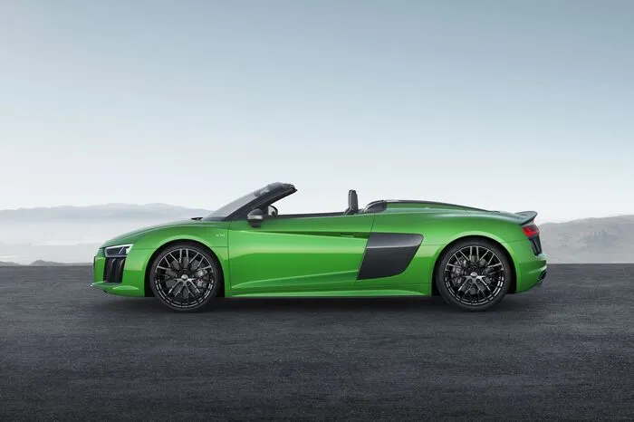 Derart bestückt, beschleunigt der Allrad-Zweisitzer in nur 3,3 Sekunden von Null auf 100 km/h. Das sind immerhin atemberaubende 0,3 Sekunden weniger als der normale V10 für den Sprint benötigt. Auch die Höchstgeschwindigkeit konnte um zehn km/h auf 328 gesteigert werden. Ganz nebenbei macht das alles zusammen den V10 Plus zum schnellsten offenen Serienmodell der Marke mit den vier Ringen.