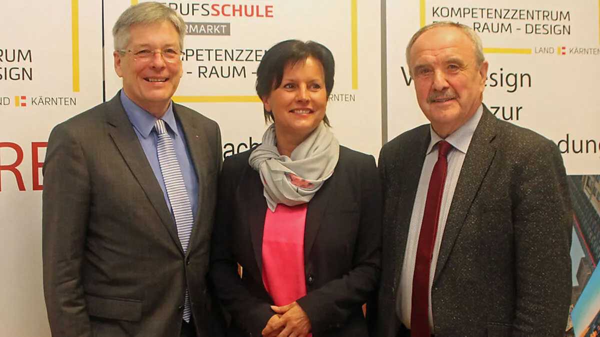 Landeshauptmann Peter Kaiser, Direktorin Waltraud Groß und Bürgermeister Valentin Blaschitz bei der heutigen Pressekonferenz in der Fachberufsschule 