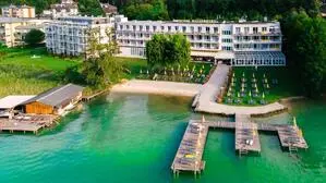 Das Werzers Seehotel Wallerwirt in Techelsberg mit Blick auf den Wörthersee