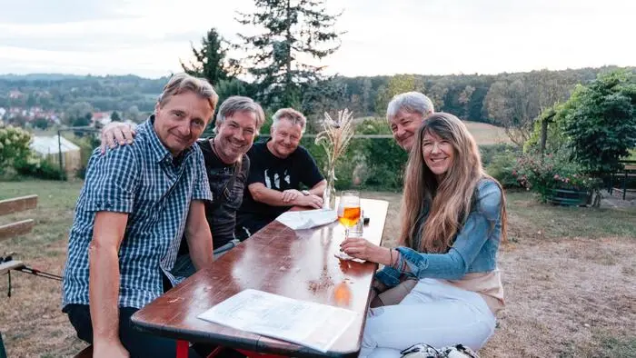 Um 17 Uhr am vergangenen Freitag startete das „Weingartln“ bei ausgezeichnetem Wetter und feinster Kulinarik am Weingut und Gästehof Erlacher in Markt Hartmannsdorf