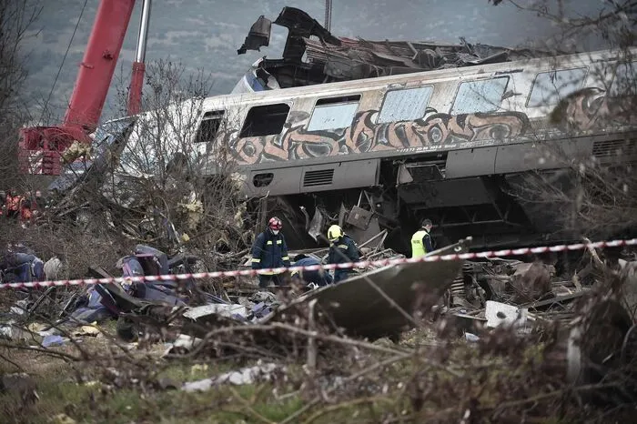 Ein Personenzug aus Athen war nach Behördenangaben auf der Fahrt nach Thessaloniki im Norden des Landes bei Larisa im Zentrum mit einem Güterzug zusammengestoßen.