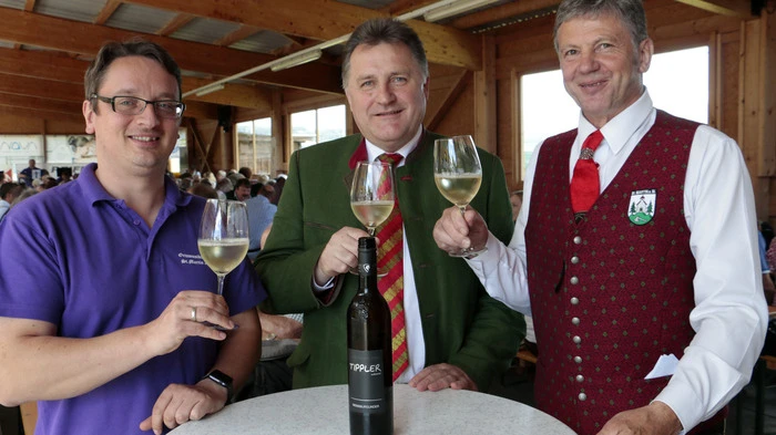 Heuer spielte beim traditionellen Frühschoppen der Ortsmusikkapelle St. Martin am Wöllmißberg das Wetter mit und deswegen strahlten Obmann Siegfried Holzer, Kapellmeister Robert Raudner sowie Bürgermeister Johann Hansbauer mit der Sonne um die Wette.