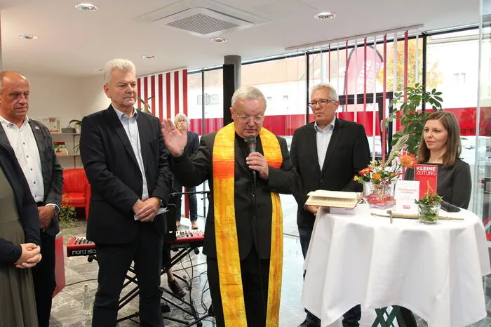Pfarrer Friedrich Weingartmann segnete die Räumlichkeiten des neuen Regionalbüros und wünschte dem Team bei seiner Arbeit alles Gute.