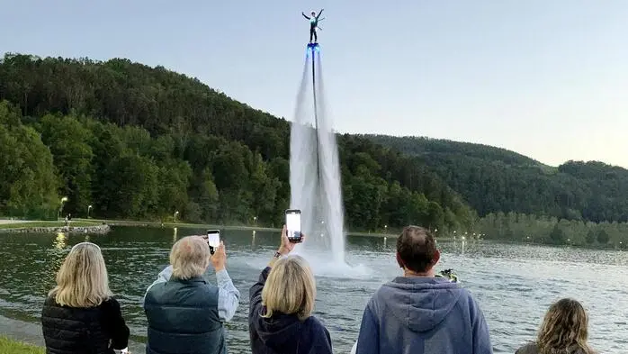Mit einer atemberaubenden „Tow-in“ Freestyle- und Flyboard Show startete der Stubenbergsee in die kommende Badesaison. 