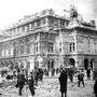  Das bei dem letzten großen Bombenangriff der US-Luftwaffe zerstörte Gebäude der Staatsoper in Wien