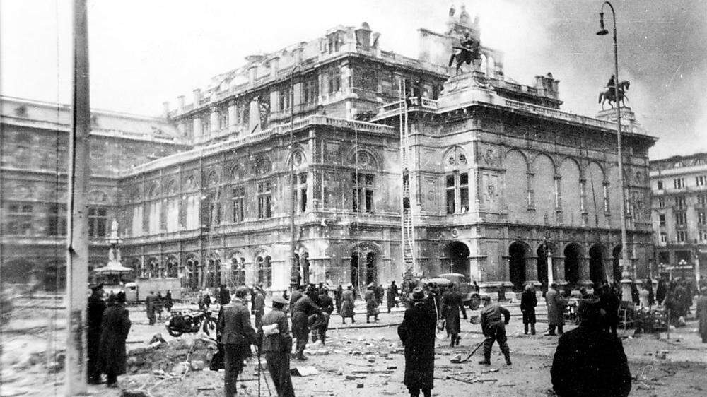  Das bei dem letzten großen Bombenangriff der US-Luftwaffe zerstörte Gebäude der Staatsoper in Wien