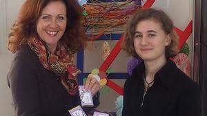 Schulleiterin Roswitha Walch mit Katharina Pust, der Gewinnerin des Kreativwettbewerbes