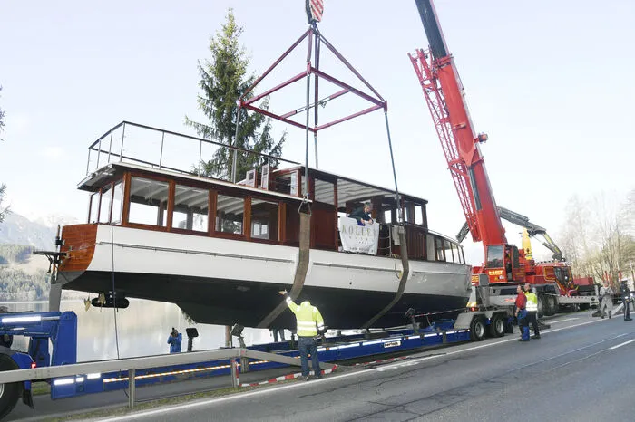 Das Boot wurde 1925 gebaut und war mit  seinem Schwesterschiff Aribo eines der ersten Linienschiffe am Millstätter See. Hubert Koller hat das Linienschiff, welches Ende der 1960er Jahre an den Weißensee verkauft worden war, erworben.