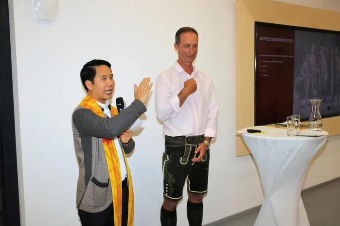 Die feierliche Segnung der Unternehmensgründung und des Projekts übernahm Vikar Anton Nguyen, der dem Vorhaben göttlichen Beistand und Rückenwind auf den Weg gab.