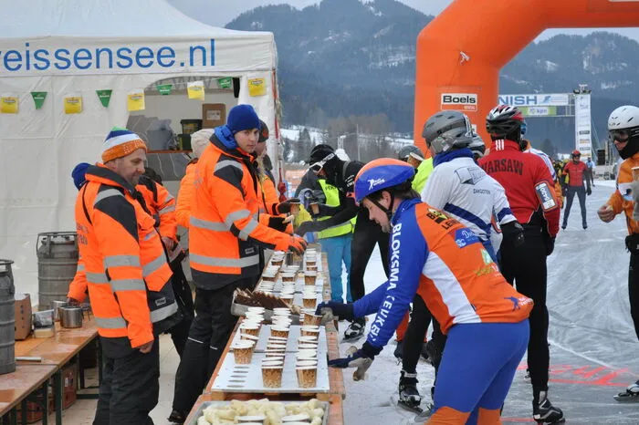 An drei Labestationen entlang der 25 Kilometer langen Runde, die bis zum Weißensee-Ostufer in Stockenboi führt, tanken die Teilnehmer Energie in Form von Tee, Kuchen, Bananen und mehr.