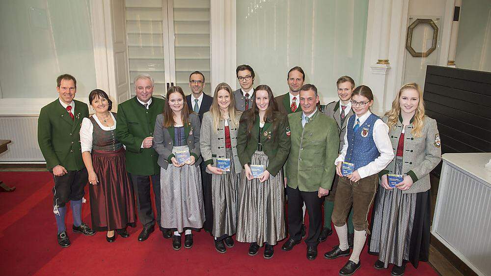 Die Geehrten aus dem Bezirk Hartberg-Fürstenfeld mit Gratulanten