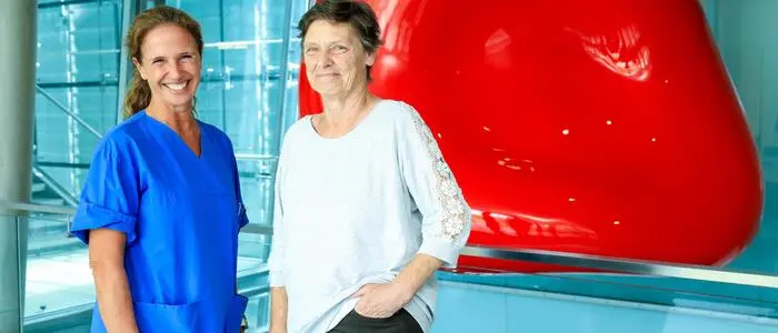 Josefine Mohapp mit einer ihrer Lebensretterinnen, der Intensivmedizinerin Tina Muhr