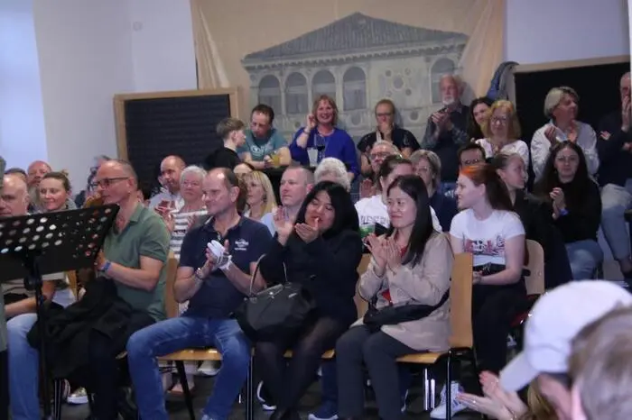 Die Besucher in den voll besetzten Parterre-Räumen – gute Stehplätze waren schon lange vor Konzertbeginn gefragt – spendeten für die Darbietungen tosenden Beifall, viele von ihnen nutzten die Gelegenheit, die noch bis 26. April laufende Ausstellung „Die Kunst ist weiblich“ zu besichtigen.