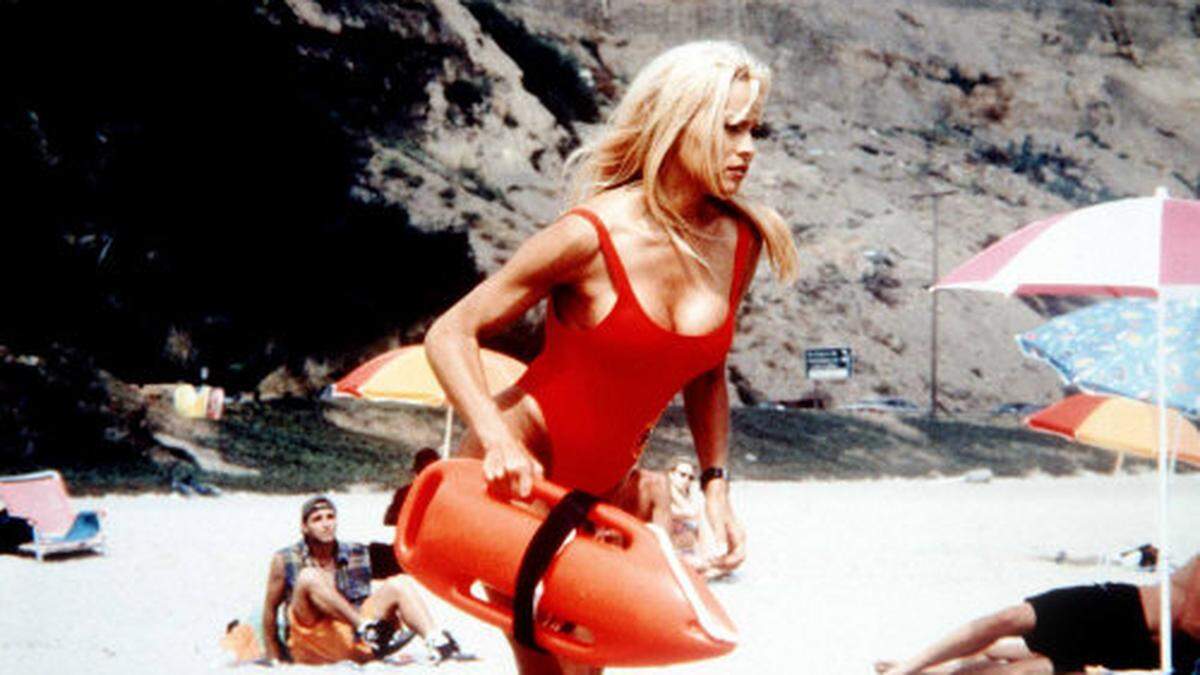 Pamela Anderson in ihrem unverkennbaren Badeanzug in der US-Serie Baywatch, die auch ORF-Sehern noch in Erinnerung sein dürfte