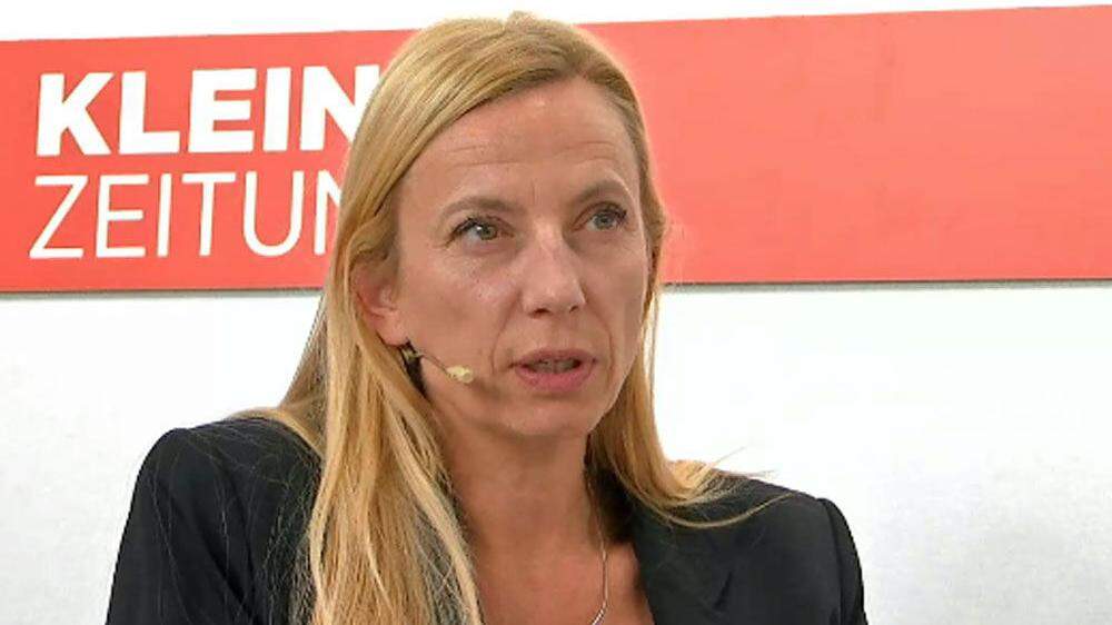 Frauen- und Familienministerin Juliane Bogner-Strauß im Streitgespräch mit Heike Grebien, eine der Sprecherinnen des Frauenvolksbegehrens