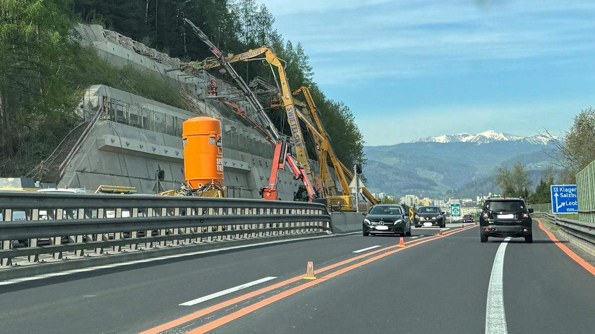 Der zweite Bauabschnitt „Erneuerung Ankerwände“ an der S6 bei Leoben-Ost soll bis Mitte des Sommers abgeschlossen sein