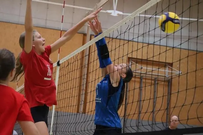Nach einer optimalen Gruppenphase musste sich das Gespann rund um Coach Linda Eibel im Viertelfinale aber geschlagen geben. 
