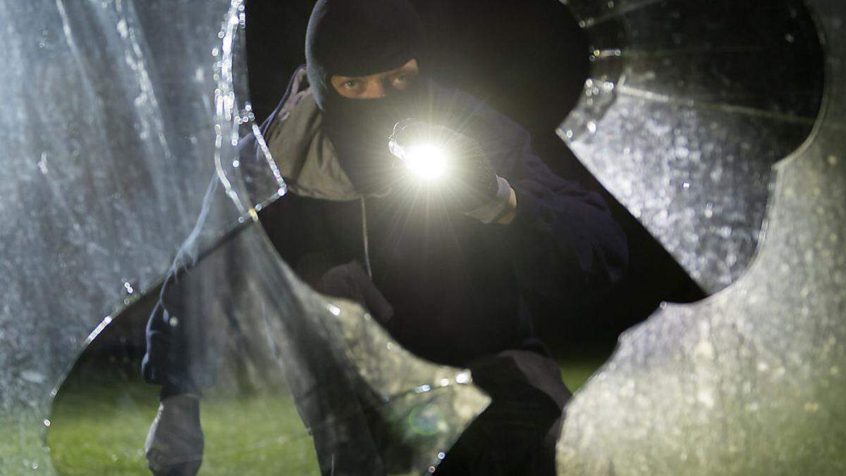 Die Einbrecher schlugen ein Fenster ein, um in das Gebäude zu gelangen