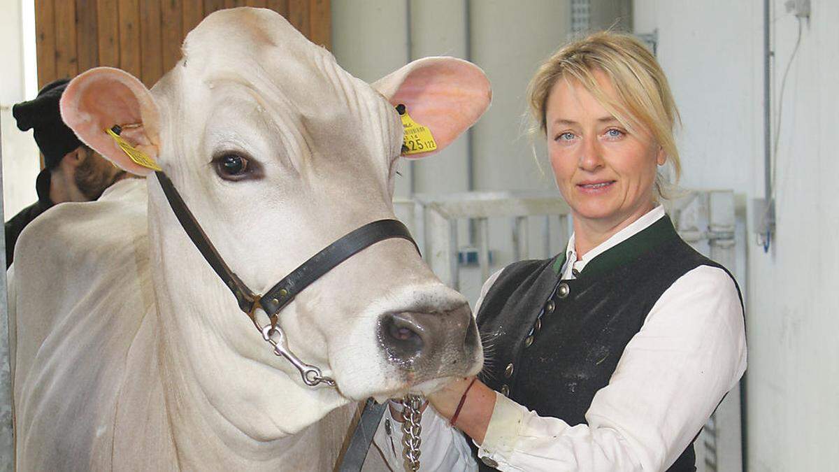 Martina Lackner mit der prächtigen Siegerkuh „Laos“