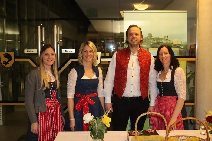 Klicken Sie sich durch die Fotos vom Bauernball.