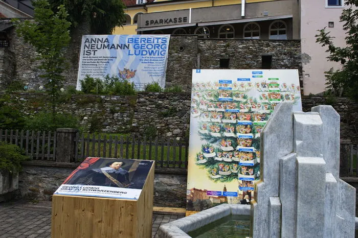 Konzipiert ist die Ausstellung als Rundgang durch die historische Stadt.