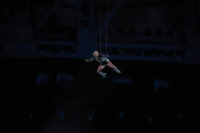 Mit einem kühnen Sprung vom Dach legte Lady Gaga los.