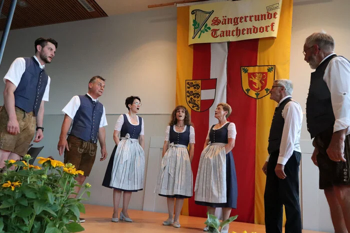 Das „Ensemble Mitanånd“ mit dem Chorleiter Jakob Koppitsch und Obmann Eduard Blasge 