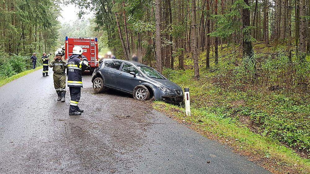 Das Auto wurde von der Feuerwehr Burgau-Burgauberg geborgen