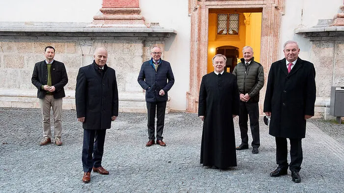 Pater Michael Staberl mit Gratulanten: Paul Nemecek, Johann Seitinger, Stephan Pernkopf, Walter Schweighofer und Hermann Schützenhöfer (v. l.)
