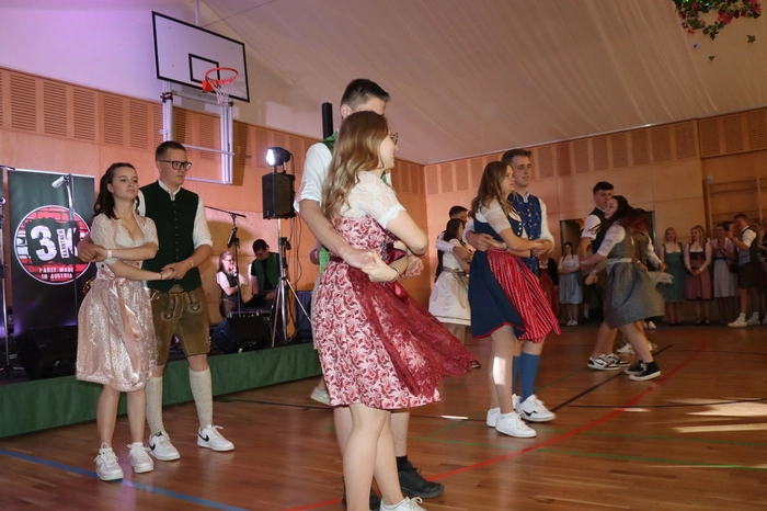 Schüler der Absolventenklassen der LFS Buchhof und St. Andrä eröffneten mit ihren Tänzen den Ballabend.