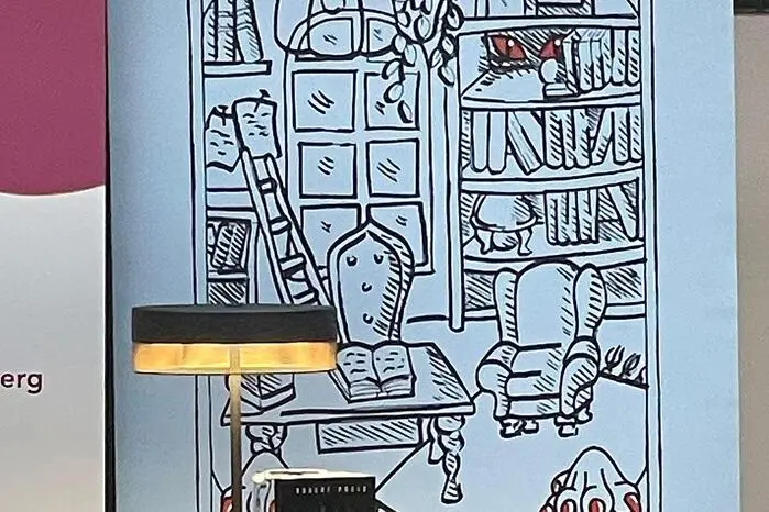 „Die Büchermagier und die geheime Pforte“ ist ein Buch, das vor allem bibliophile Erwachsene in seinen Bann schlagen dürfte.