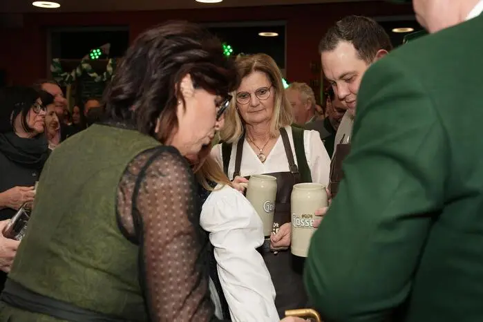 Unter den Ehrengästen fanden sich etwa Landtagsabgeordnete wie Cornelia Izzo (ÖVP) und Philipp Könighofer (FPÖ), sowie Brucks Bürgermeisterin Susanne Kaltenegger (ÖVP)