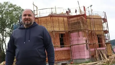 Priester Catalin Horvath vor dem Rohbau in St. Ruprecht an der Raab, direkt neben der B 64