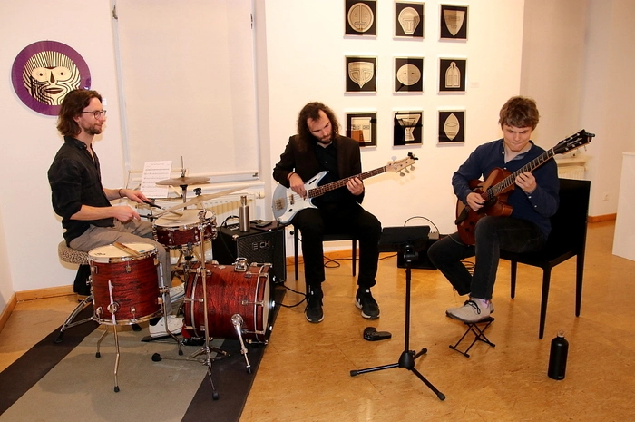 Musikalisch gestaltet wurde die Vernissage durch das Michael Bernsteiner Trio.
