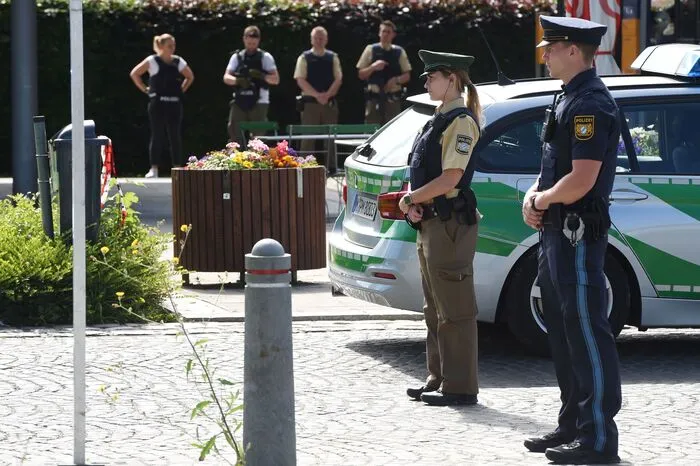Einer der Beteiligten versuchte demnach, den Polizisten ins Gleisbett zu schubsen. Das konnte der Beamte zwar verhindern, jedoch gelangte der Täter nach ersten Erkenntnissen dabei an die Waffe des Mannes - und schoss damit dessen Kollegin in den Kopf.