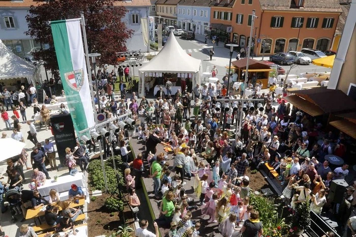 Rund ums Rathaus regierte ein großes Fest mit Infoständen, Genuß-Stationen und Kinderprogramm.